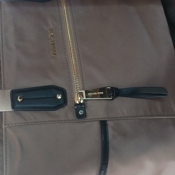 โ๏ธ LIKE NEW!! TRAVEL Michael Kors Tan Polly Nylon Light BrownShimmer HUGE DUFFLE - Picture 12 of 17